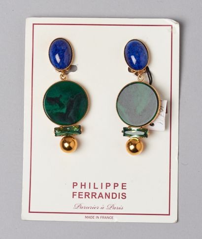 PHILIPPE FERRANDIS PAIRE DE PENDANTS D'OREILLES en métal doré, lapis lazuli, résine...