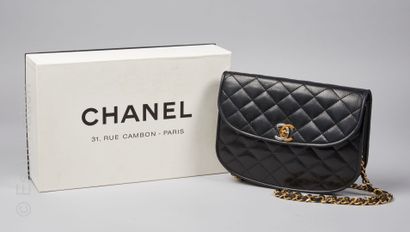 CHANEL (1990) SAC à rabat en agneau matelassé noir, doublure en cuir bordeaux, anse...