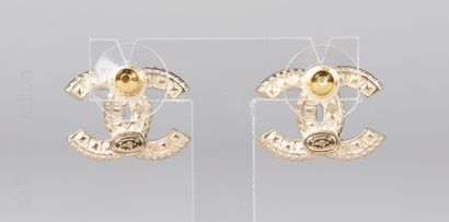 CHANEL (2023) PAIR OF EARRINGS CC in gilded metal and rhinestones (signed) (height...