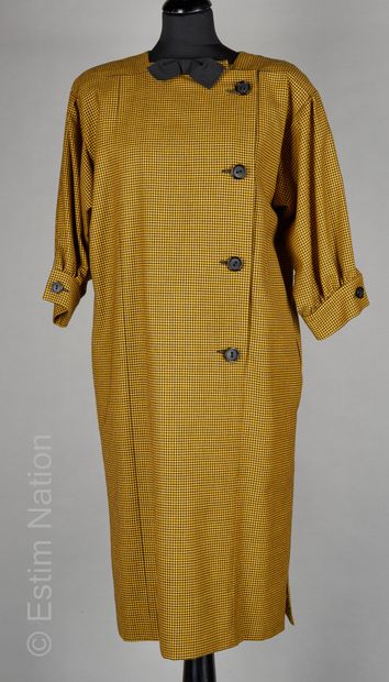 NINA RICCI BOUTIQUE FIN 1970 ROBE droite en laine pied de poule noir et jaune, parementures...