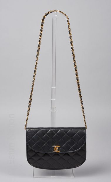 CHANEL (1990) SAC à rabat en agneau matelassé noir, doublure en cuir bordeaux, anse...