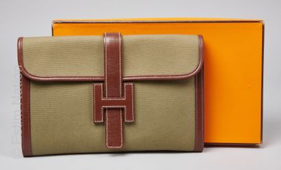 HERMES (1985) POCHETTE "Jige" en toile kaki et cuir Courchevel chocolat, doublure...