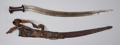 ART AFRICAIN - ARMES Epée et son fourreau de cuir, la lame courbée à décor d'un filet,...