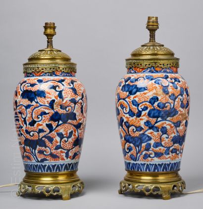 PORCELAINES IMARI CHINA

Pair of ovoid porcelain vases decorated in blue underglaze,...