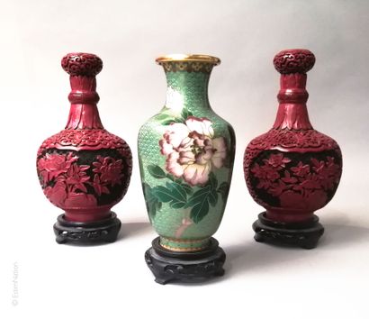 VASE CLOISONNE MODERNE CHINE, Moderne. 

Vase en métal et émaux cloisonnés à décor...