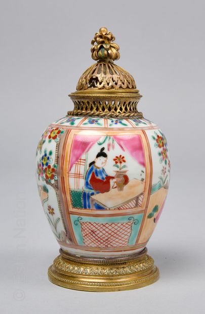 CHINE - PORCELAINES CHINA - CANTON

Small porcelain vase with polychrome enamel decoration...