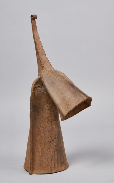 ART AFRICAIN GABON

Urne en bois sculpté, le couvercle avec poignée à doublure de...
