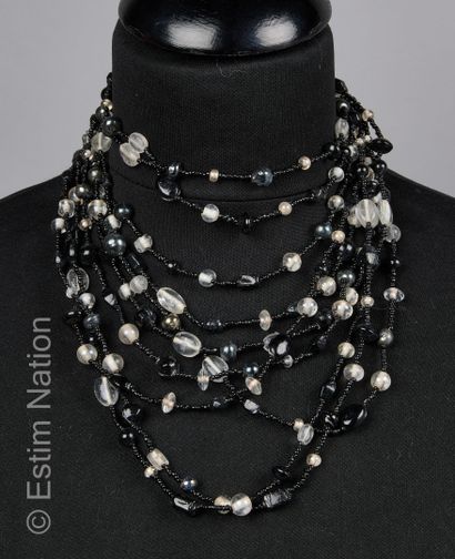 COLLIER Collier ras du cou composé de dix rangs de perles de verre noires formant...