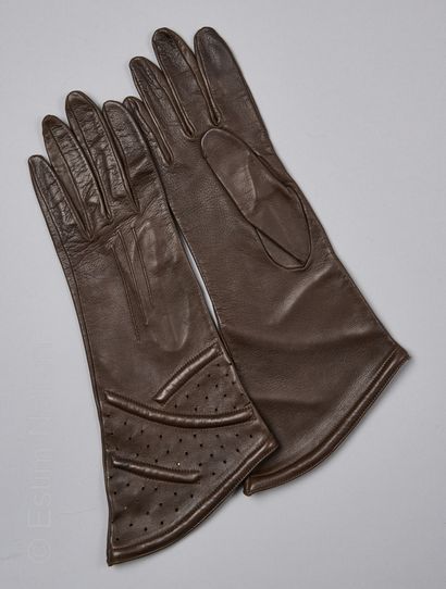 ALAIA VINTAGE PAIRE DE GANTS d'inspiration mousquetaire en peau chocolat ajouré et...