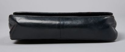 CHANEL CIRCA 1970 SAC à rabat en cuir surpiqué en biais noir, doublure en ottoman...