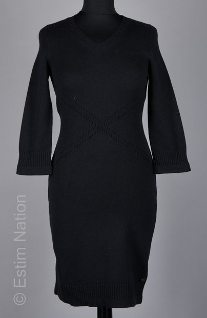 CHANEL (COLLECTION AUTOMNE HIVER 2010/2011) Black cashmere knit dress, three-quarter...
