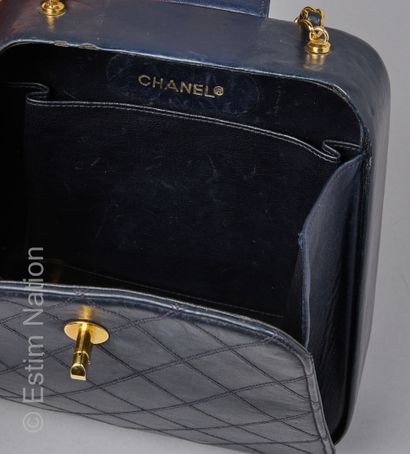 CHANEL (PROTOTYPE FIN 1990) SAC boîte de forme trapèze en cuir surpiqué marine, fermoir...