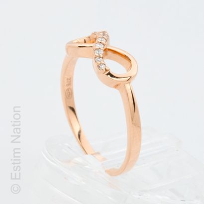 BAGUE OR DIAMANTS 9K (375/°°) rose gold ring presenting a figure eight design partially...