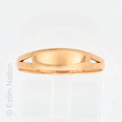 LOT ALLIANCES OR JAUNE Lot de quatre alliances et bagues en or rose et or jaune 18K...