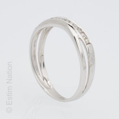 ANNEAU OR GRIS ET DIAMANTS Ring in white gold 9K (375 thousandths) with crossed reason...