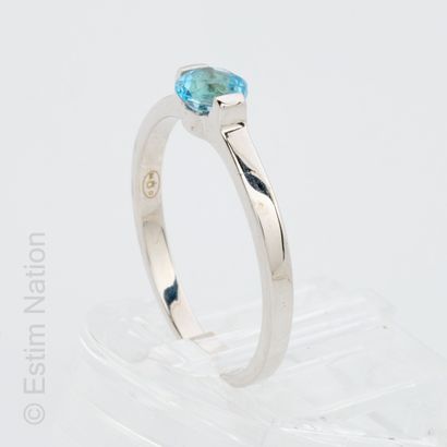 BAGUE OR TOPAZE Ring in 9K white gold (375/°°) centered on a round faceted blue topaz....