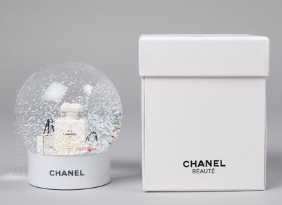 CHANEL BEAUTE BOULE A NEIGE figurant deux flacons de parfums N°5 et des paquets cadeaux...