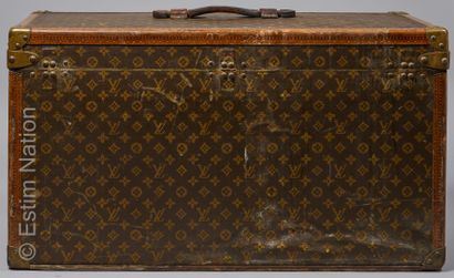 LOUIS VUITTON N° 734848 CIRCA 1920 MALLE COURRIER "A CHAPEAUX" en toile Monogram...