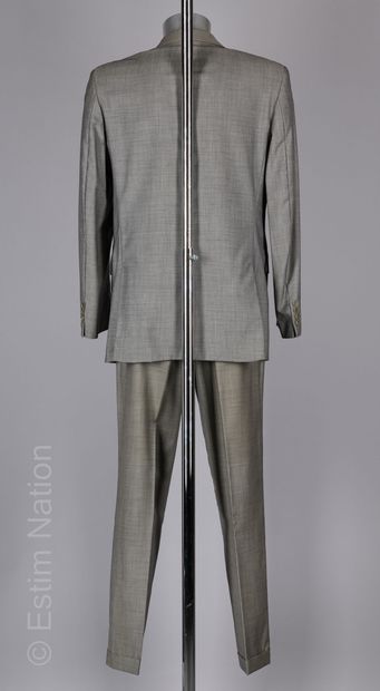 YVES SAINT LAURENT POUR HOMME COSTUME en laine façonné grise, pantalon à revers (T...