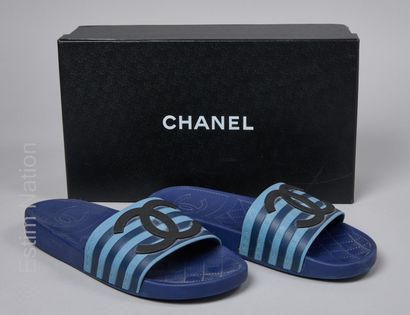 CHANEL PAIRE DE CLAQUETTES en caoutchouc bleu et rayé (P 39) (boîte) (traces)