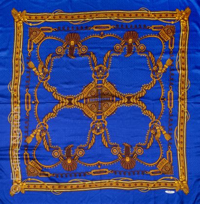 JODHPUR PARIS GRAND CARRE en soie façonnée à décor ornemental sur fond bleu roi (135...