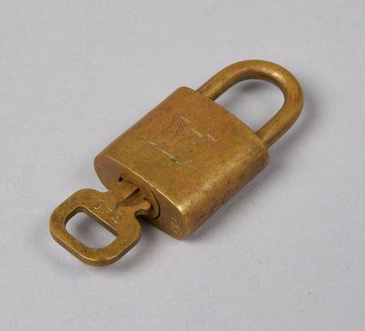 LOUIS VUITTON VINTAGE CADENAS et sa clé en laiton (hauteur : 3,5 cm) (oxydations...