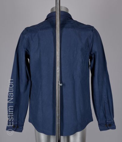 LOUIS VUITTON SURCHEMISE en épais coton bleu, deux poches à rabat (T 39/15 1/2) (marques...