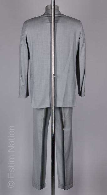 COURREGES COSTUME en laine façonné gris perle : blazer et pantalon à revers (T 50)...