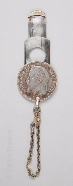 ELOI COUPE CIGARE en métal et argent composé d'une pièce Napoléon III de 1868 et...