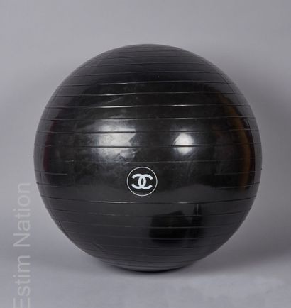 CHANEL (2017) BALLON DE YOGA en composite noir et sa pompe (siglé) (diam: 47 cm)