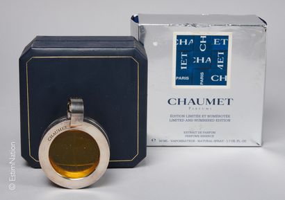 CHAUMET Luxueux coffret comprenant un flacon en verre entouré de métal argenté avec...
