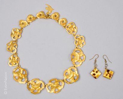 CECILE JEANNE, MURANO GLASS COLLIER en métal doré mouvementé composé d'anneaux (signé),...