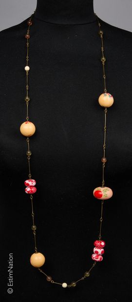 KENZO SAUTOIR en métal patiné retenant des perles en plastique d'inspiration asiatique...