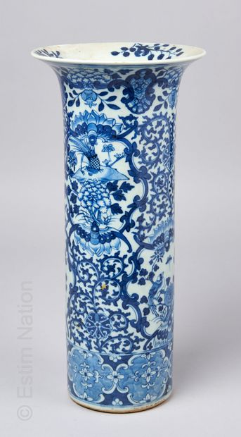 ASIE - PORCELAINES CHINE, XVIIIE SIECLE

Vase cornet en porcelaine à décor en bleu...