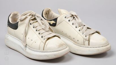 ALEXANDER MCQUEEN PAIRE DE SNEACKERS basses en cuir blanc et peau noire (P 36,5)...