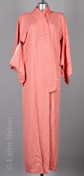 ANONYME CIRCA 1950 KIMONO en soie imprimé d'un motif floral sur fond rose, col pressionné...