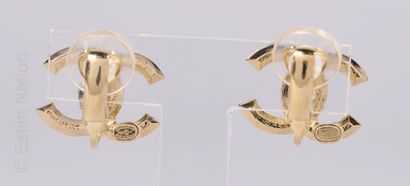CHANEL (AUTOMNE HIVER 2022) PAIRE DE CLIPS D'OREILLES CC en métal doré et strass...