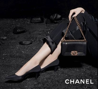 CHANEL (2014/2015) "PETIT SAC BOY" en cuir noir, garniture en métal argenté patiné...