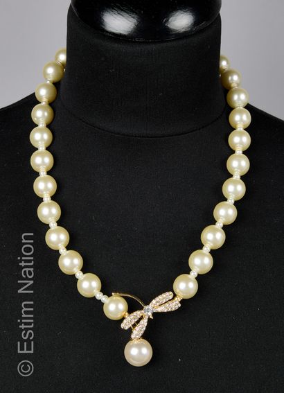 COLLIER Collier composé de grosses perles fantaisie à fermoir réglable à motif de...