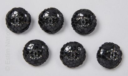 CHANEL ENSEMBLE DE SIX BOUTONS en résine noire, crochet et CC strassé (2,2 cm de...