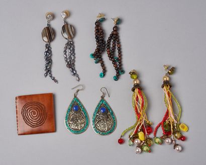 ANONYME DEUX PAIRES DE PENDANTS D'OREILLES en perles de bois nacrées, agate et turquoise...