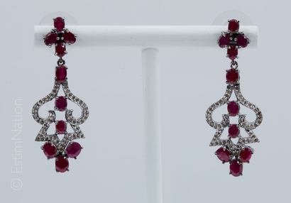 PENDANTS D'OREILLES "GIRANDOLES" RUBIS ET DIAMANTS Paire de pendants d'oreilles "Girandoles"...