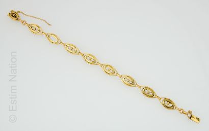 DEUX BRACELETS OR Lot en or jaune 18K (750 millièmes) comprenant un bracelet à maille...