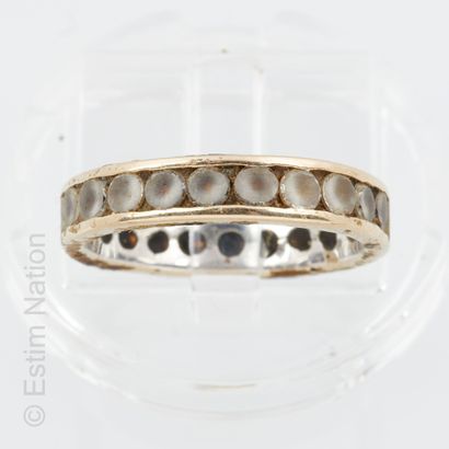 LOT DE BAGUES EN OR Lot of rings ; 
- one in 18K (750/°°) yellow gold and platinum...