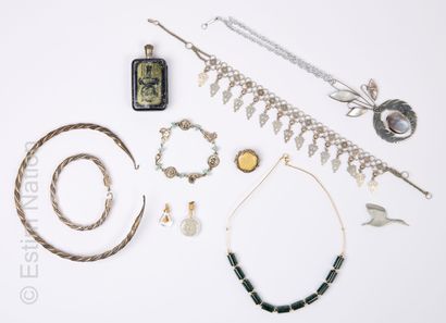 LOT DE BIJOUX FANTAISIE Lot de bijoux fantaisie en métal comprenant : boutons de...