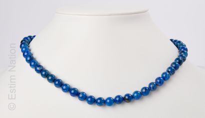 COLLIER LAPIS LAZULI Collier composé de perles de lapis-lazuli. Fermoir mousqueton...
