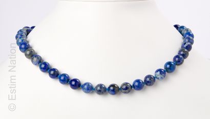 COLLIER LAPIS LAZULI Collier composé de perles de lapis-lazuli. fermoir mousqueton...