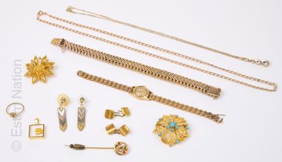 BIJOUX FANTAISIE Ensemble de bijoux en métal doré comprenant gourmette, broches,...