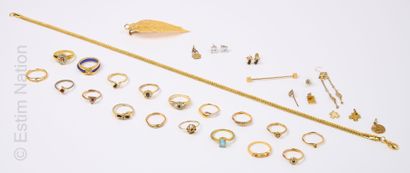 BIJOUX FANTAISIE Ensemble de bijoux en métal doré collier, pendentif, bagues 