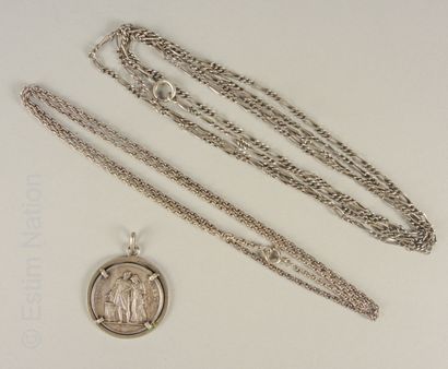 ARGENT Lot en argent 800/°° comprenant une médaille "Fidélité Honneur" et deux chaînes...